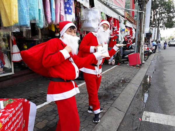 Dịch vụ phát quà Noel của Đất Việt Tour - ảnh 1