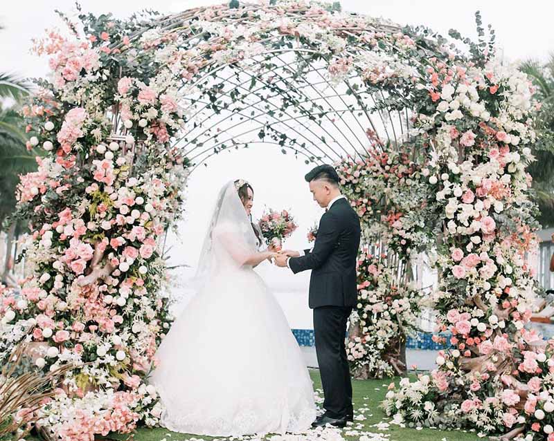 Cổng hoa cưới chính là yếu tố đầu tiên mà quan khách hai họ sẽ tiếp cận khi tham dự đám cưới.