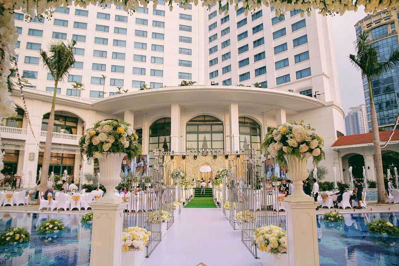 Nhà hàng, khách sạn đã thiết kế những khoảng sân vườn rộng, đậm chất thơ cho các cặp đôi tổ chức tiệc cưới.