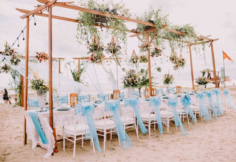 Trong số những địa điểm tuyệt vời để tổ chức tiệc cưới ngoài trời không thể bỏ qua các bãi biển.