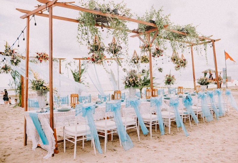 Trong số những địa điểm tuyệt vời để tổ chức tiệc cưới ngoài trời trông thể bỏ qua các bãi biển.