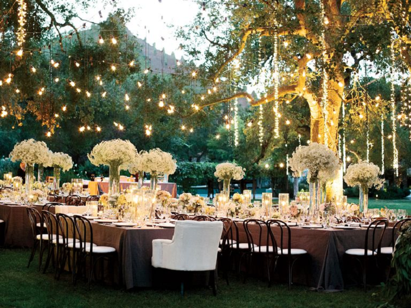 Nên chọn một đơn vị décor tiệc cưới ngoài trời chuyên nghiệp để ngày trọng đại nhất của bạn được hoàn hảo.