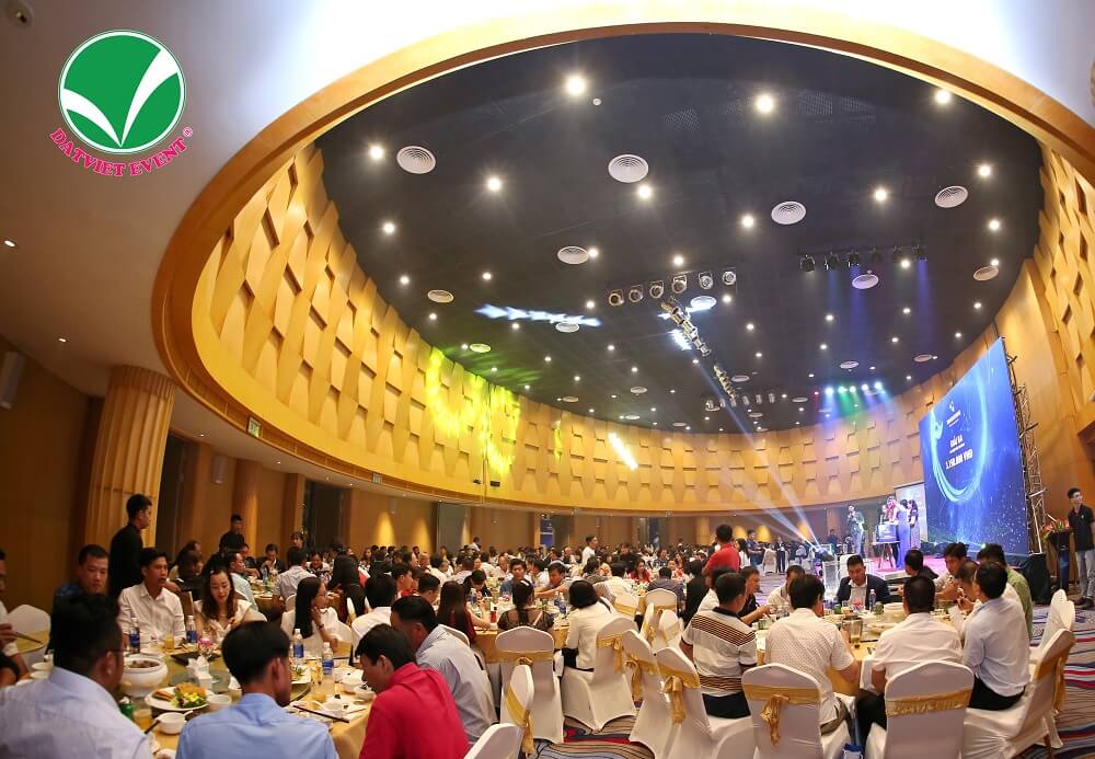 Chọn địa điểm tổ chức sự kiện tại TPHCM có sức chứa phù hợp với số lượng khách mời.