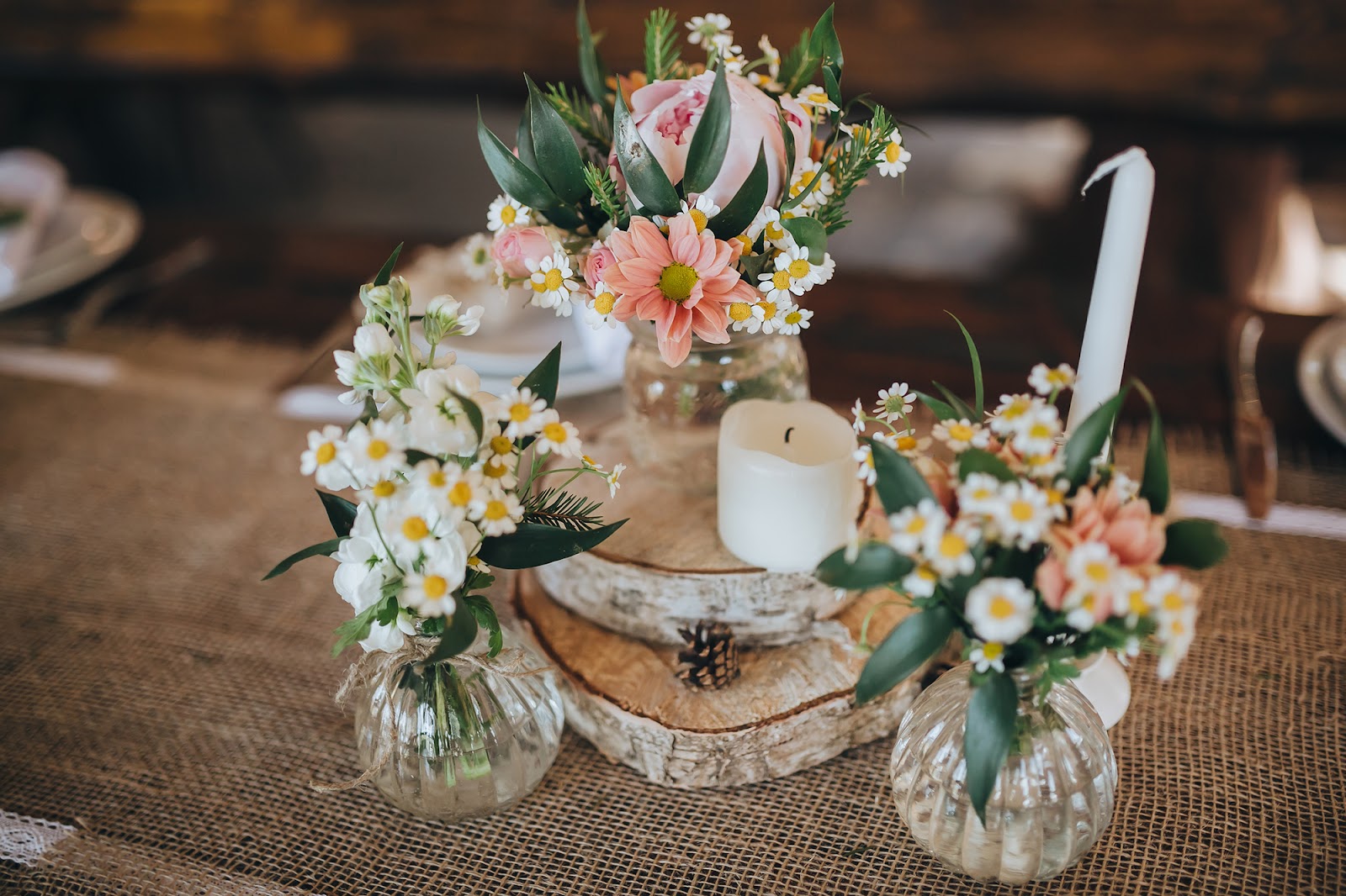 Lựa chọn hoa theo mùa là gợi ý khá hay giúp bạn trang trí bàn đón khách tiết kiệm