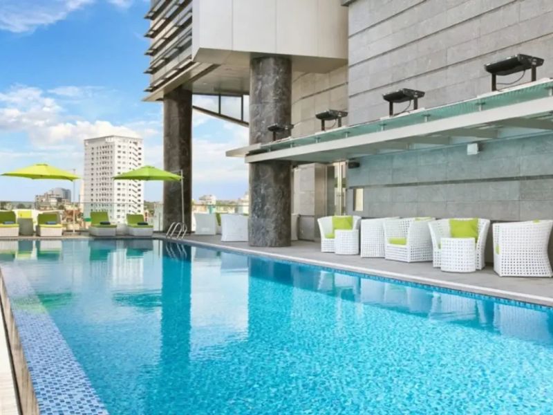 Hồ bơi tại Pullman Saigon Center (Ảnh: Sưu tầm) 