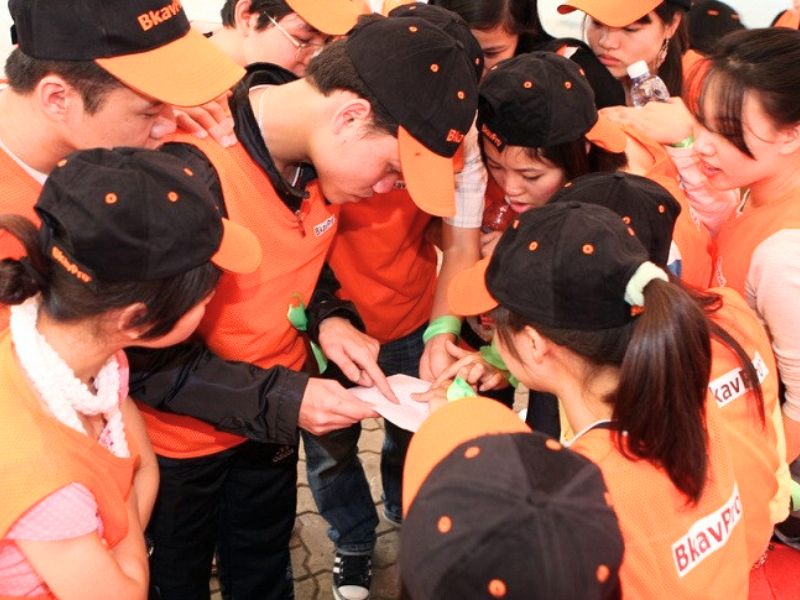 Các doanh nghiệp tham hoạt động giải mật thư (ảnh: Đất Việt Event)
