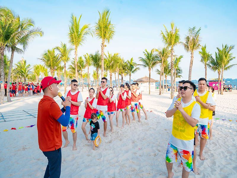 Tổ chức trò chơi tại biển Hạ Long