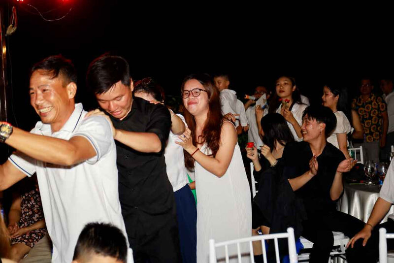 Không khí tất niên công sở